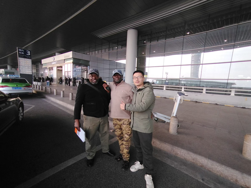 Customers from Rwanda came to Qingdao Elite Machinery Co., Ltd to buy low bed trailers.